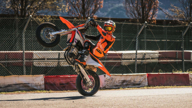 KTM 450 SMR Supermoto 2024 san sang ra mat voi do hoa moi lay cam hung tu thap nien 90