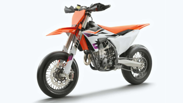 KTM 450 SMR Supermoto 2024 san sang ra mat voi do hoa moi lay cam hung tu thap nien 90 - 6