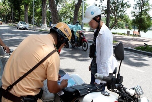 Lai xe may khong co giay phep ban co the bi phat so tien bang ca thang luong - 4