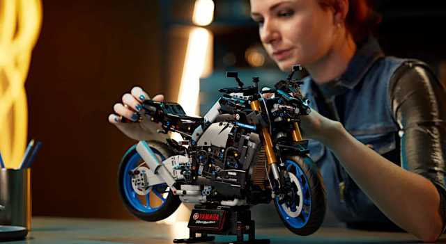 LEGO Technic Yamaha MT10 SP Sap Ra Mat Voi Ty Le 15