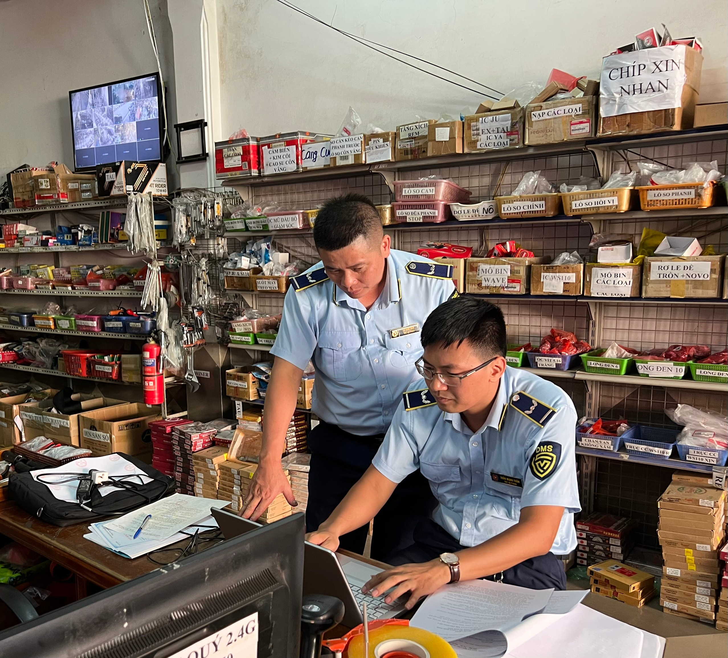 Lien tiep xu phat nhieu co so kinh doanh phu tung xe may gia nhan hieu - 4