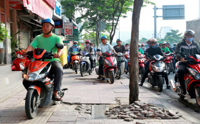 Lieu leo le va luong lach tren via he co phai la giai phap tot khi bi tac duong ket xe