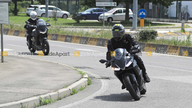 Lo dien Aprilia RS440 khi thu nghiem cung Moto Guzzi Stelvio
