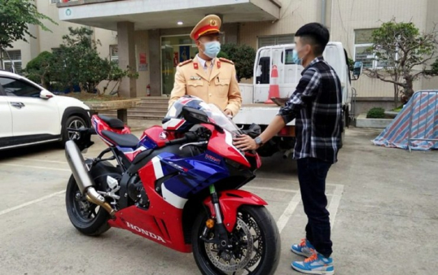 Loi giay phep lai xe may bi phat nang nhat toi 5 trieu dong - 4