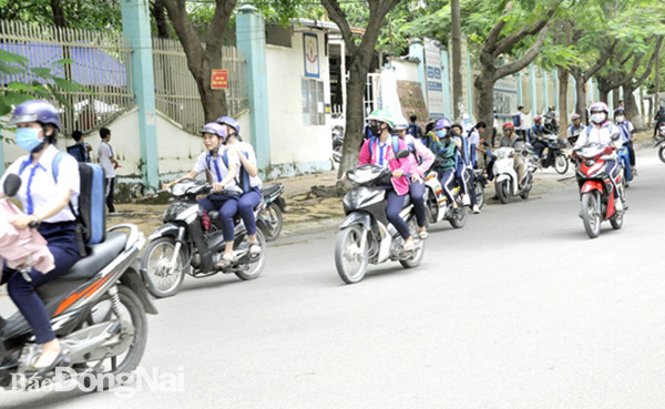 Loi giay phep lai xe may bi phat nang nhat toi 5 trieu dong - 3