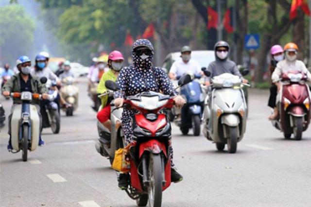 Mac ao choang chong nang khi di xe may nguoi phu nu bi chan thuong nang