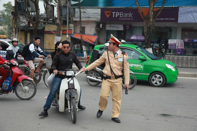 Mac ao ngan tay quan dui trong thoi tiet nang nong khi di xe may lieu co vi pham luat khong - 3