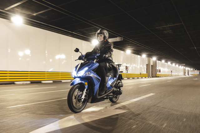 Mitt 125 Urban den tu Chau Au trong cu nhu con lai giua Vario va NVX - 14