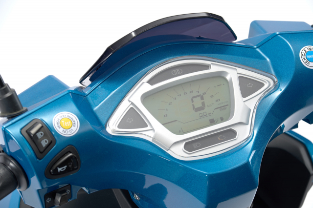 Mitt 125 Urban den tu Chau Au trong cu nhu con lai giua Vario va NVX - 18