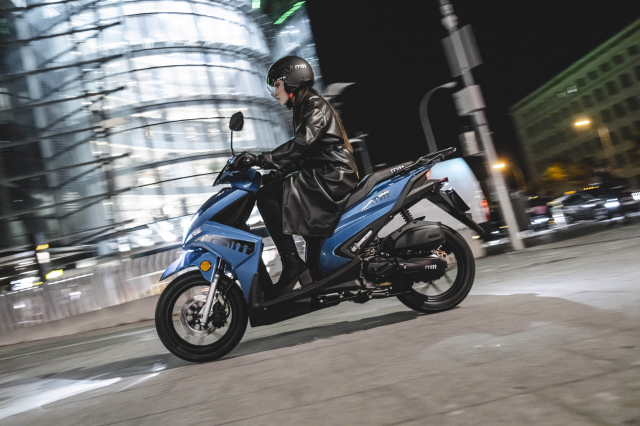 Mitt 125 Urban den tu Chau Au trong cu nhu con lai giua Vario va NVX - 15