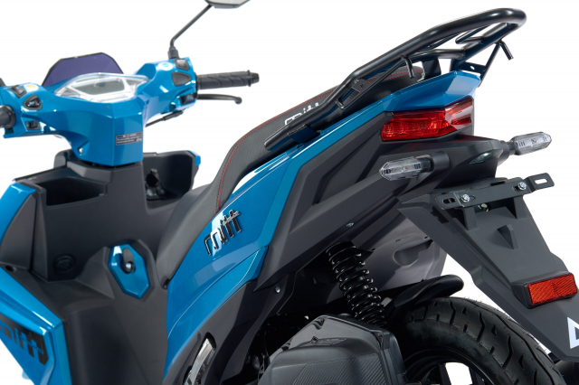 Mitt 125 Urban den tu Chau Au trong cu nhu con lai giua Vario va NVX - 23
