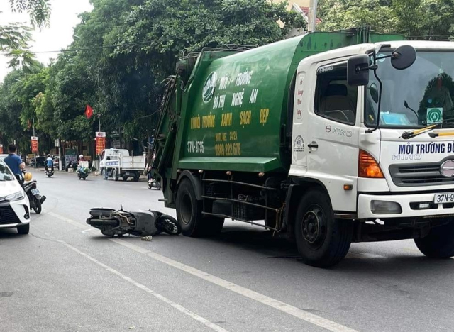 Mo cua o to thieu quan sat khien nguoi di xe may mat mang