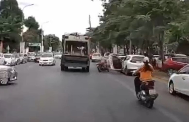 Mo cua o to thieu quan sat khien nguoi di xe may mat mang - 3