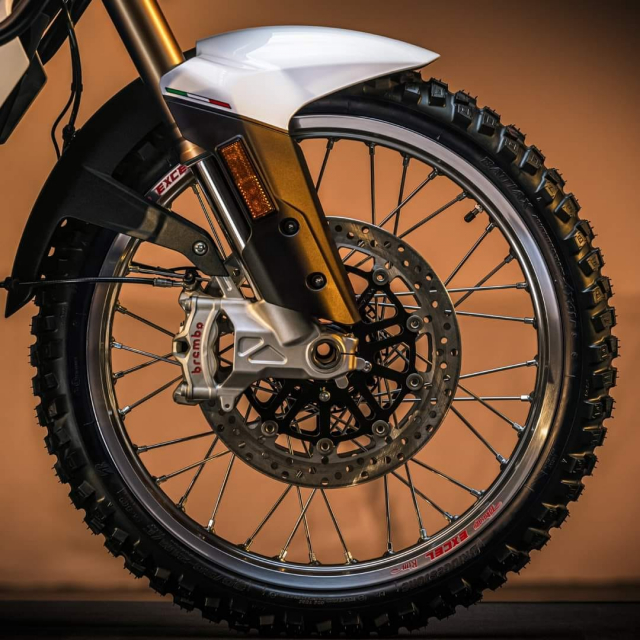 MV Agusta trinh lang LXP Orioli ADV 2024 sau bao nam ap u - 15