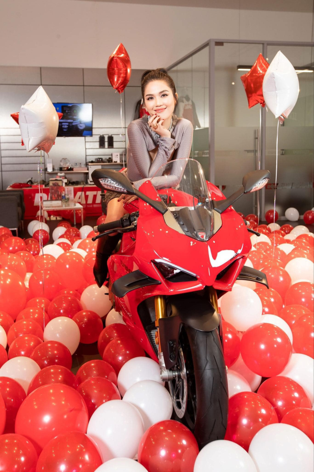 Ngoc Trinh chot mua Ducati Panigale V4 S khien nhieu nguoi sung sot - 5