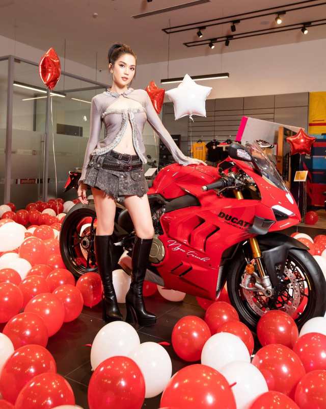 Ngoc Trinh chot mua Ducati Panigale V4 S khien nhieu nguoi sung sot - 9