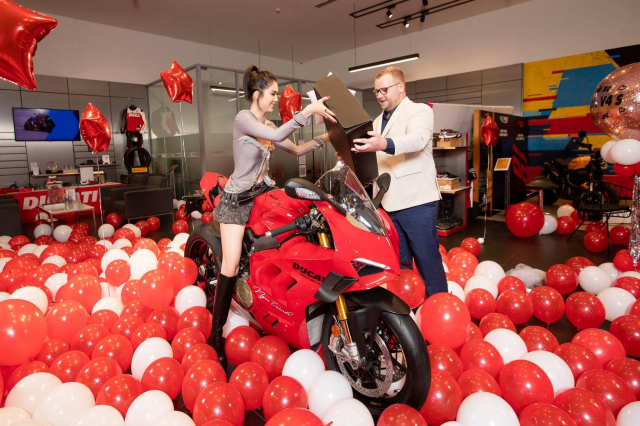 Ngoc Trinh chot mua Ducati Panigale V4 S khien nhieu nguoi sung sot - 8