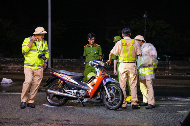Nguoi dan ong di xe may mat lai mat mang duoi gam xe tai - 4