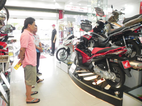 Nguoi dan ong mat tich khi len TPHCM de mua xe may