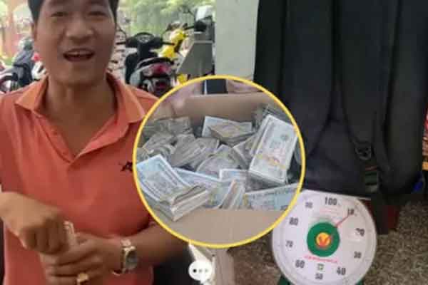 Nguoi dan ong om hon 10 kg tien le di mua xe may tang vo