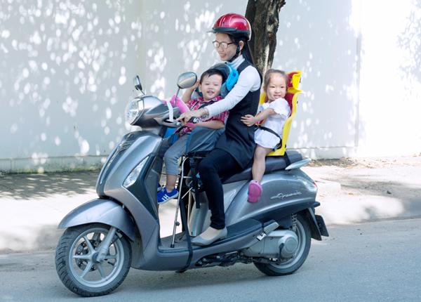 Nguy hiem khon luong khi tre em nghich tay ga xe may - 3