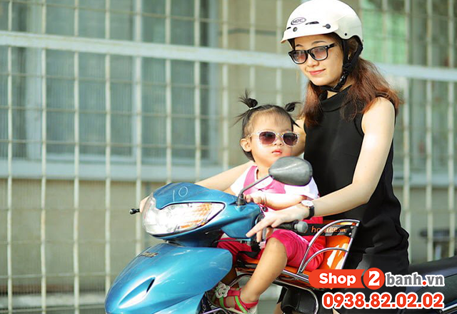 Nguy hiem khon luong khi tre em nghich tay ga xe may - 5