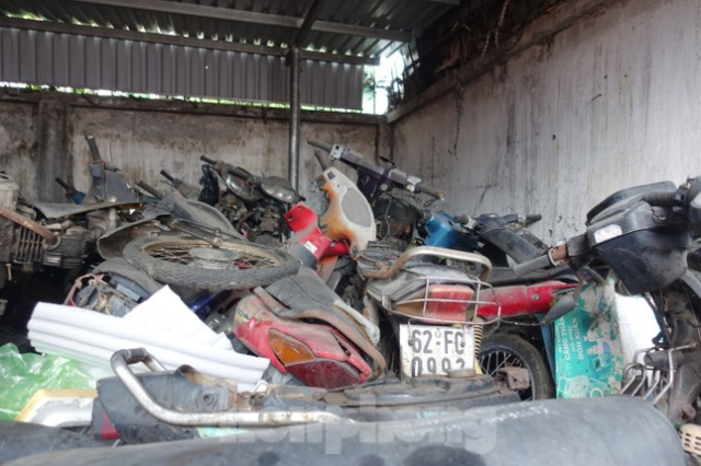 Nhieu xe may bi bo roi tai cac ben xe quanh Sai Gon - 12