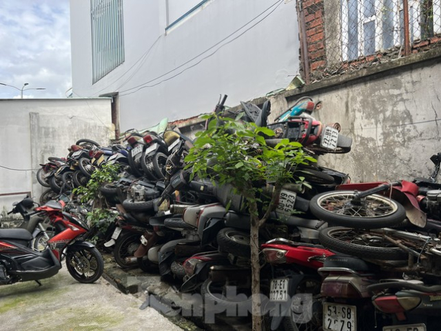 Nhieu xe may bi bo roi tai cac ben xe quanh Sai Gon - 16