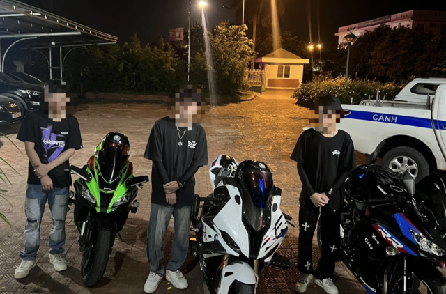 Phat hien 3 thanh nien khong giay phep lai xe dieu khien 3 xe mo to PKL vao cao toc