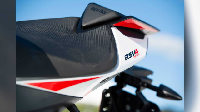 Phien ban dac biet cua Aprilia RSV4 Factory 2023 va Tuono Factory 2023 xuat hien tai COTA - 9