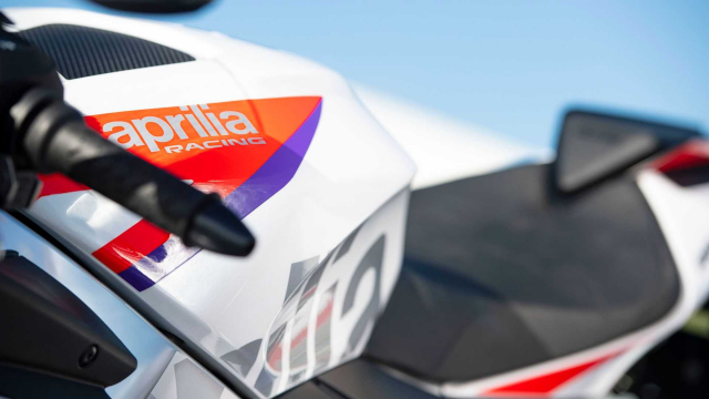 Phien ban dac biet cua Aprilia RSV4 Factory 2023 va Tuono Factory 2023 xuat hien tai COTA - 14