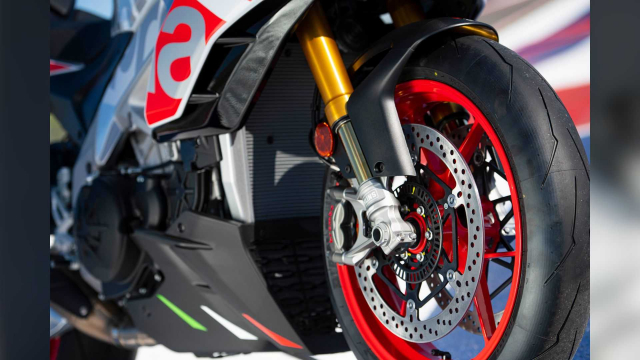 Phien ban dac biet cua Aprilia RSV4 Factory 2023 va Tuono Factory 2023 xuat hien tai COTA - 15