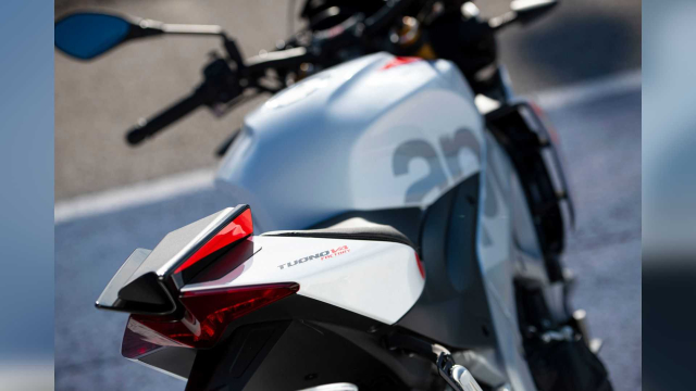 Phien ban dac biet cua Aprilia RSV4 Factory 2023 va Tuono Factory 2023 xuat hien tai COTA - 16