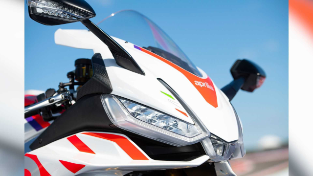 Phien ban dac biet cua Aprilia RSV4 Factory 2023 va Tuono Factory 2023 xuat hien tai COTA - 20
