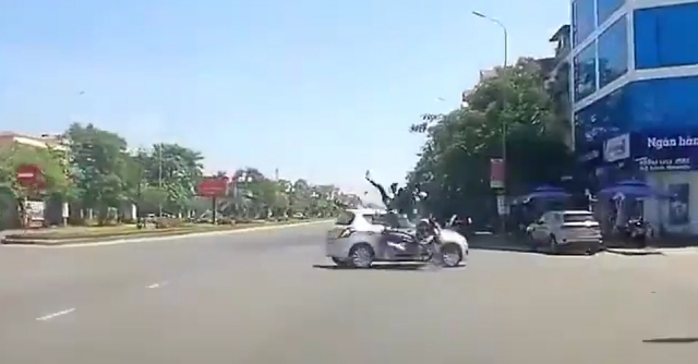Phong nhanh vuot au trong luc tong ba nhom ban tre nhan cai ket nho doi