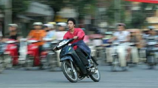 Phong xe may vun vut tren Quoc lo 1 vi nhieu ly do bat ngo