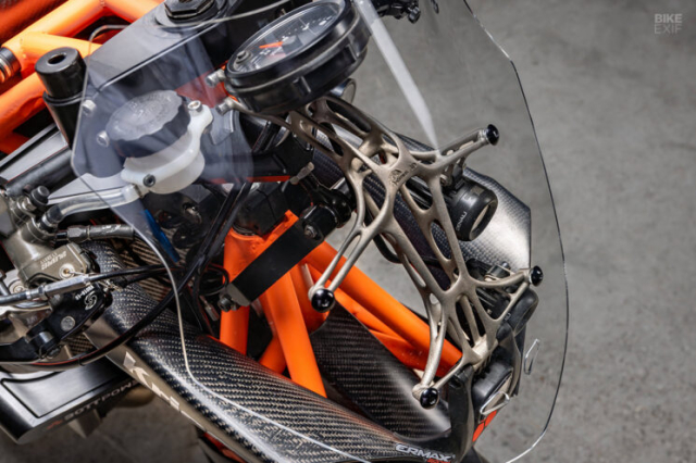 Sieu mo to do doc dao duoc che tao tu khung cua chiec Honda CBR954RR Fireblade - 9