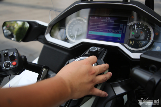 Suc manh dang ne cua dan mo to Honda Goldwing 2023 dan doan CSGT - 6