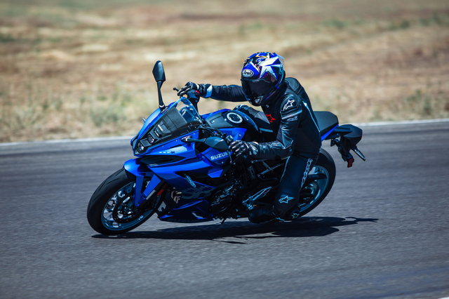 Suzuki GSX8R 2024 hoan toan moi lo dien thach dau Yamaha R7 - 3