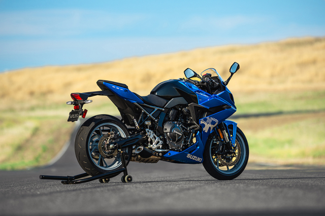 Suzuki GSX8R 2024 hoan toan moi lo dien thach dau Yamaha R7 - 6