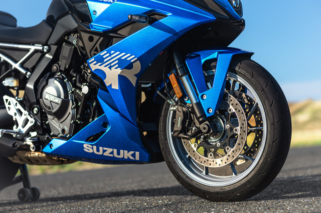 Suzuki GSX8R 2024 hoan toan moi lo dien thach dau Yamaha R7 - 9