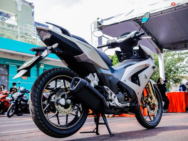 Tai sao cac hang xe thuong xuyen cap nhat tem chu khong phai trang bi moi - 5