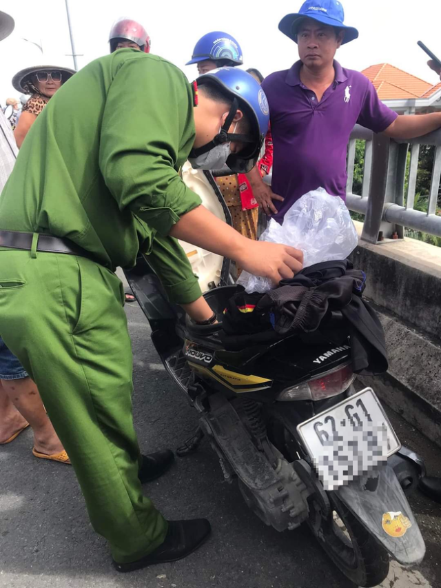Thanh nien de xe ven kenh nguoi dan bao cong an vi tuong nhay cau - 3