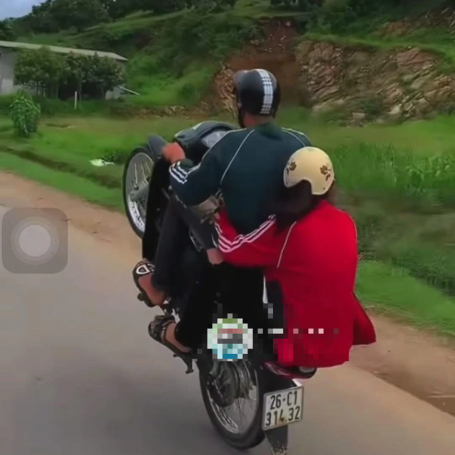 Thieu nien chay xe mot banh tren pho ra oai voi ban gai da bi be len cong an