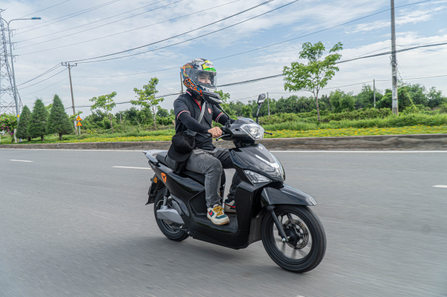Trai nghiem tot tren xe may dien Yadea Voltguard 2023