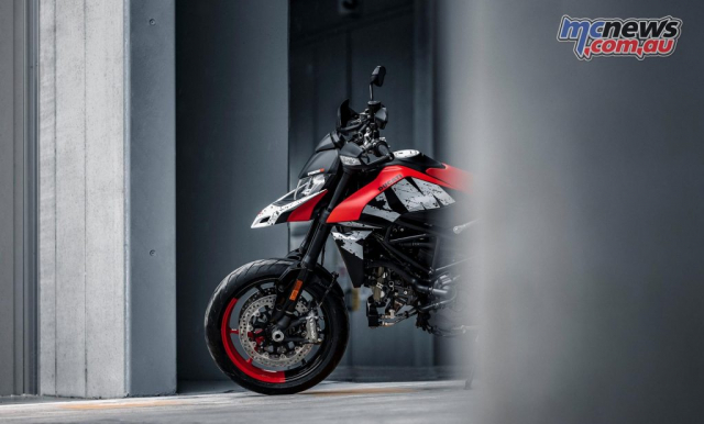 Trinh lang phien ban Ducati Hypermotard 950 RVE 2024 cho nam moi