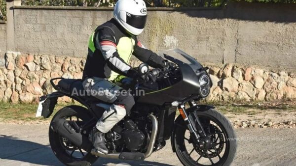 Triumph Thruxton 400 lo dien khi dang chay thu nghiem tren duong pho - 3