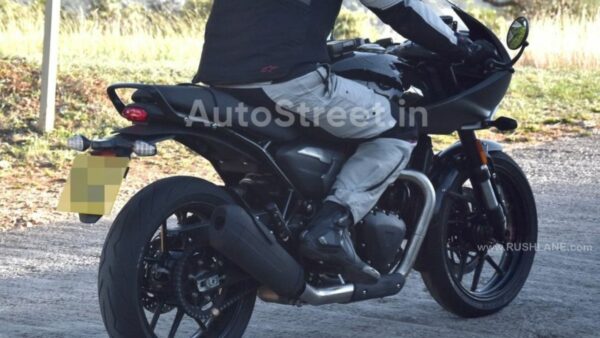 Triumph Thruxton 400 lo dien khi dang chay thu nghiem tren duong pho - 5
