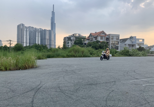 Tu diem nhieu AE choi xe bieu dien xe may bi cong an chuc nang tuan tra - 3