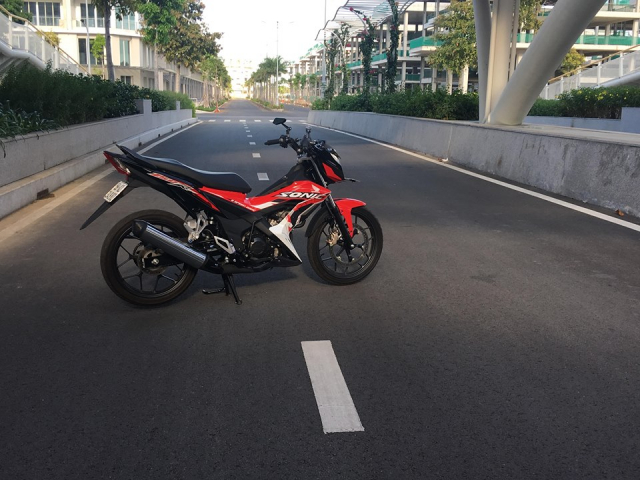 Xe con tay pho thong MAT GIA tai Viet Nam